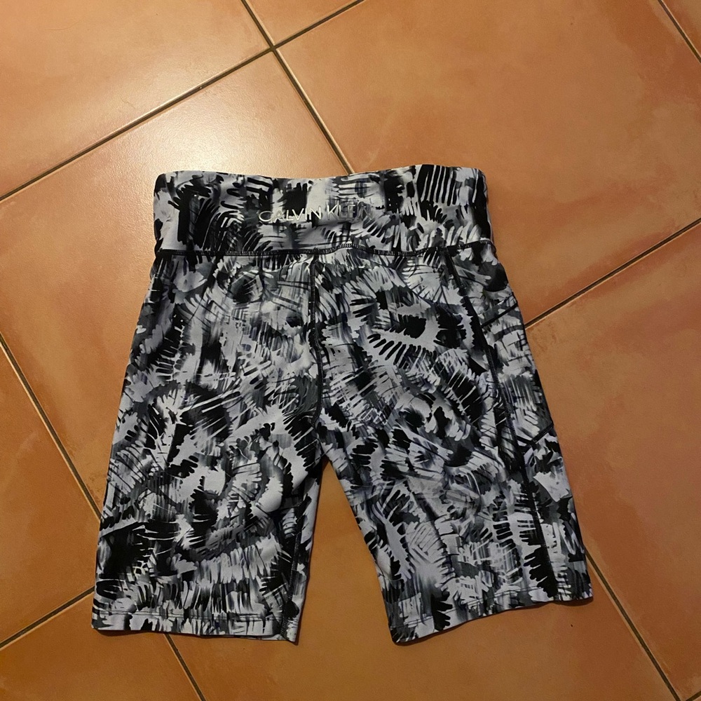 CALVIN KLEIN Beautiful black and white athletic shorts. Size L. EUC